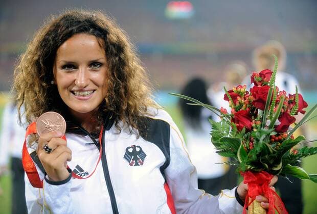 Fatmire Bajramaj (Deutschland) bei der Siegerehrung des olympischen Frauenfußballturniers mit der Bronzemedaille - Fußball OS Sommer Damen Olympische Sommerspiele Peking 2008, Spiele, Länderspiel, Nationalmannschaft, Porträt Peking Freude,