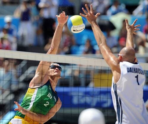 Fabio Magalhaes (Brasilien, li.) gegen Philip Dalhausser (USA) -  Beachvolleyball OS Sommer Herren Olympische Spiele 2008, Sommerspiele, Beach, Finale Gruppe Peking Dynamik,