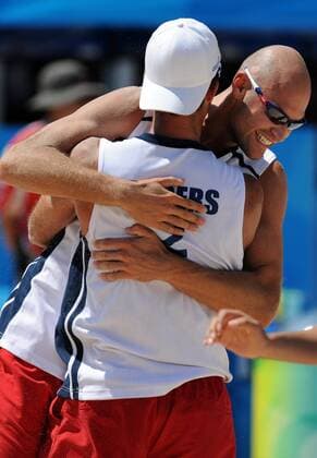 Philip Dalhausser (re.) und Todd Rogers (beide USA) jubeln -  Beachvolleyball OS Sommer Herren Olympische Spiele 2008, Sommerspiele, Beach, Finale Gruppe Peking Freude,