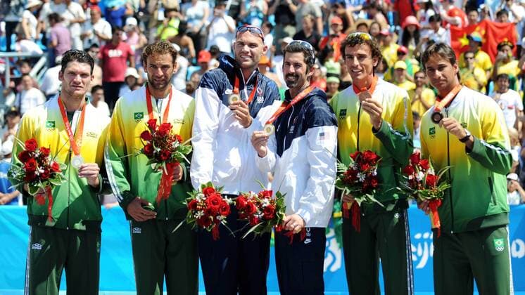 Siegerehrung Olympische Spiele 2008 - Olympiasieger Philip Dalhausser und Todd Rogers (beide USA, Mitte) gewinnen vor Marcio Araujo und Fabio Magalhaes (li.) sowie Ricardo Santos und Emanuel Rego (alle Brasilien) -  Beachvolleyball OS Sommer Herren Olympische Spiele Peking 2008, Sommerspiele, Beach Gruppe Peking