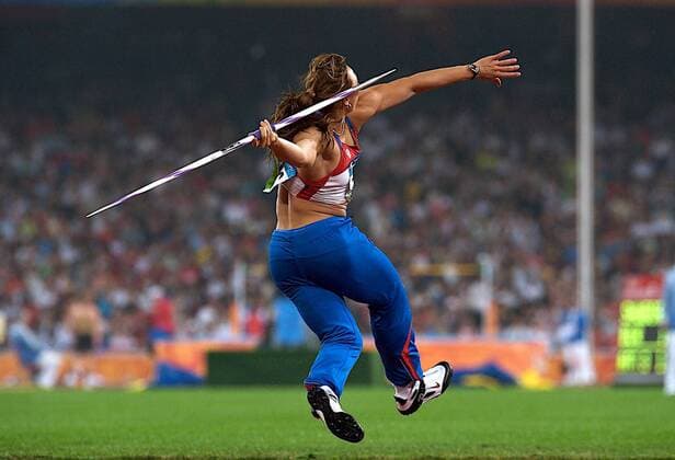 Maria Abakumova (Rußland) - Anlauf Leichtathletik OS Sommer Damen Olympische Spiele Peking 2008, Sommerspiele, Nationaltrikot, Speerwurf Einzelbild Peking Dynamik,