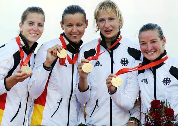 Olympiasieger Viererkajak Deutschland bei der Siegerehrung über 500m v.li.: Fanny Fischer, Nicole Reinhardt, Katrin Wagner Augustin, Conny Wassmuth mit den Medaillen -  Kanu OS Sommer Damen Olympische Sommerspiele Peking 2008, Spiele, Gruppe Peking o0 Shunyi Freude,