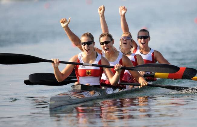 Viererkajak Deutschland über 500m bei den Olympischen Spielen 2008 bejubelt den Olympiasieg v.li.: Fanny Fischer, Nicole Reinhardt, Katrin Wagner Augustin, Conny Wassmuth -  Kanu OS Sommer Damen Olympische Sommerspiele Peking 2008, Spiele, Gruppe Peking o0 Shunyi Freude,