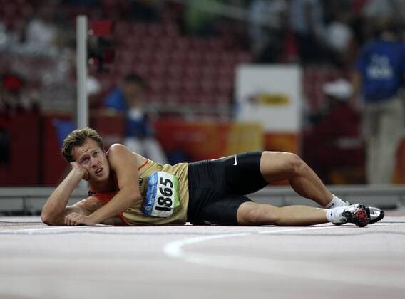 Olympia, Historie, Rückblick auf die Sommerspiele 2008 in Peking Andre Niklaus (Deutschland) enttäuscht am Boden Leichtathletik OS Sommer Herren Olympische Spiele Peking 2008, Sommerspiele, Nationaltrikot, Zehnkampf Einzelbild Peking Enttäuschung,