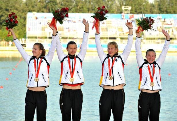 Olympiasieger Viererkajak Deutschland bei der Siegerehrung über 500m v.li.: Fanny Fischer, Nicole Reinhardt, Katrin Wagner Augustin, Conny Wassmuth Kanu OS Sommer Damen Olympische Sommerspiele Peking 2008, Spiele, Gruppe Peking Shunyi Freude,