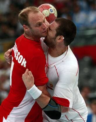 Olafur Stefansson (Island, li.) im Duell -  Handball OS Sommer Herren Olympische Spiele 2008, Sommerspiele, Länderspiel, Nationalteam, Nationaltrikot, Halbfinale Gruppe Peking Kampf,