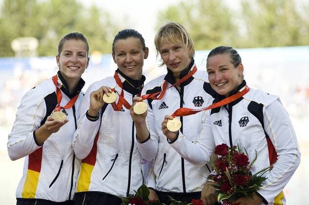Deutschland ist Olympiasieger im Viererkajak, v.li.: Fanny Fischer, Nicole Reinhardt, Katrin Wagner Augustin und Conny Waßmuth Kanu OS Sommer Damen Olympische Spiele 2008, Sommerspiele, Vierer, 4er, 4 er, K4, K, Kajak, Viererkajak, 500m, Kanusport Gruppe Peking Freude,
