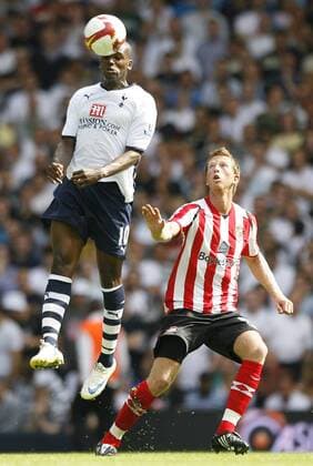 Darren Bent (Tottenham Hotspurs, li.) gegen Danny Collins (Sunderland) - EDITORIAL USE ONLY. No use with unauthorised audio, video, data, fixture lists, club league logos or live services. Online in-match use limited to 120 images, no video emulation. No use in betting, games or single club league player publications. Fußball Herren English Premier League 2008 2009, 1. Englische Liga, Tottenham Hotspur - Sunderland AFC 1:2, Spurs Gruppe London Dynamik, Kampf,