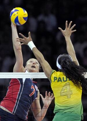 Heather Bown (USA, li.) gegen Paula Pequeno (Brasilien) -  Volleyball OS Sommer Damen Olympische Spiele 2008, Sommerspiele, Länderspiel, Nationalteam, Nationaltrikot Gruppe Peking Dynamik,
