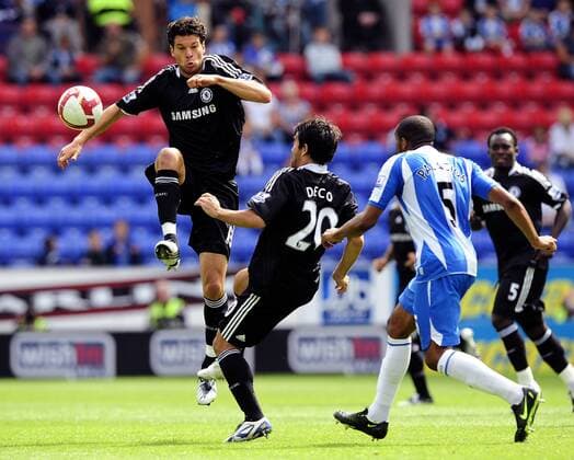 Michael Ballack (li.) und Deco (beide Chelsea) gegen Wilson Palacios (Wigan) - EDITORIAL USE ONLY. No use with unauthorised audio, video, data, fixture lists, club league logos or live services. Online in-match use limited to 120 images, no video emulation. No use in betting, games or single club league player publications. Fußball Herren English Premier League 2008 2009, 1. Englische Liga, Wigan Athletic - Chelsea FC London Gruppe Wigan Dynamik,