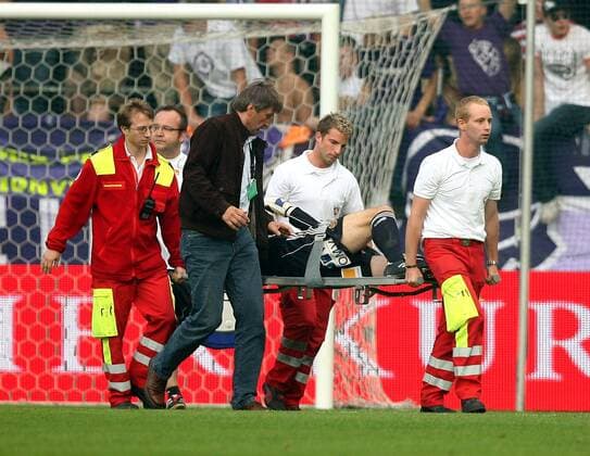 Torwart Georg Koch (Rapid Wien) wird verletzt abtransportiert -  Fußball Herren Bundesliga 2008 2009, 1. Österreichische Liga, Gruppe Wien
