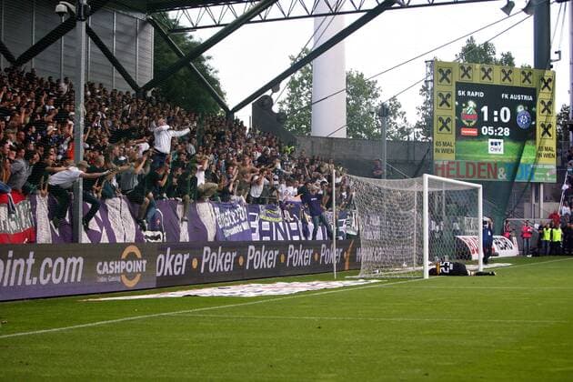 Torwart Georg Koch (Rapid Wien, re.) wurde durch eine Böllerattacke verletzt und einige Fans von Austria Wien sind außer sich -  Fußball Herren Bundesliga 2008 2009, 1. Österreichische Liga, Totale o0 Derby, Lokalderby, Ortsderby, Stadtderby Wien Wut, Verzweiflung, Enttäuschung,