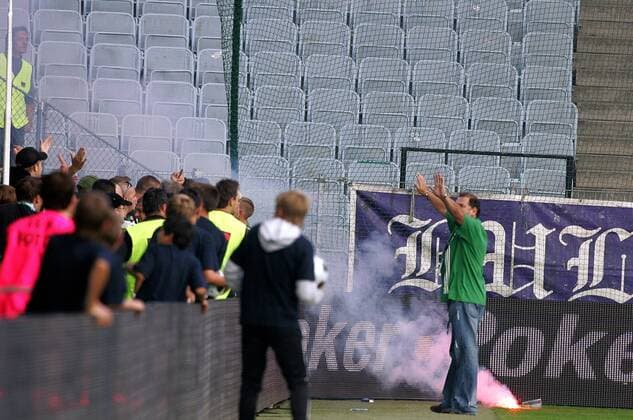 Stadionbediensteter versucht Rapid Fans zu beruhigen, die eine Rauchbombe geworfen haben -  Fußball Herren Bundesliga 2008 2009, 1. Österreichische Liga, Totale Wien