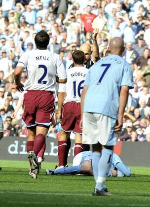 Schiedsrichter Howard Webb zeigt Mark Noble (West Ham, Mitte) die Gelbe Karte, nachdem dieser Michael Johnson (Manchester City, u.) niedergestreckt hatte - EDITORIAL USE ONLY. No use with unauthorised audio, video, data, fixture lists, club league logos or live services. Online in-match use limited to 120 images, no video emulation. No use in betting, games or single club league player publications. Fußball Herren English Premier League 2008 2009, 1. Englische Liga, Manchester City - West Ham United 3:0 Gruppe Manchester
