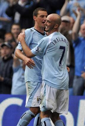 Elano Blumer (li.) und Stephen Ireland (beide Manchester City) - Torjubel - EDITORIAL USE ONLY. No use with unauthorised audio, video, data, fixture lists, club league logos or live services. Online in-match use limited to 120 images, no video emulation. No use in betting, games or single club league player publications. Fußball Herren English Premier League 2008 2009, 1. Englische Liga, Manchester City Gruppe Manchester Freude,