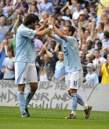 Vedran Corluka (li.) und Elano Blumer (beide Manchester City) - Torjubel - EDITORIAL USE ONLY. No use with unauthorised audio, video, data, fixture lists, club league logos or live services. Online in-match use limited to 120 images, no video emulation. No use in betting, games or single club league player publications. Fußball Herren English Premier League 2008 2009, 1. Englische Liga, Manchester City Gruppe Manchester Freude,
