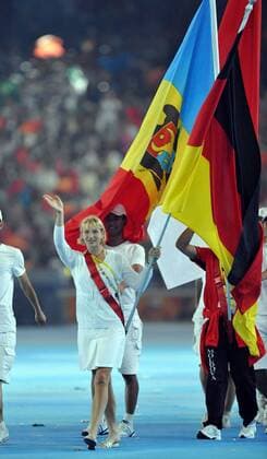 Fahnenträgerin Katrin Wagner Augustin (Deutschland) bei der Abschlußfeier der Olympischen Spiele 2008 -  Kanu OS Sommer Damen Olympische Spiele 2008, Sommerspiele, Abschlußfeier, Abschluß Feier, Zeremonie, Einzelbild Peking,