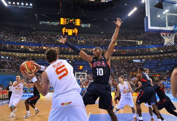 Kobe Bryant (USA, Mitte) gegen Rudy Fernandez (Spanien) Basketball OS Sommer Herren Olympische Spiele Beijing 2008, Sommerspiele, Länderspiel, Finale, Nationalteam, Nationaltrikot, Gruppe Beijing Dynamik,