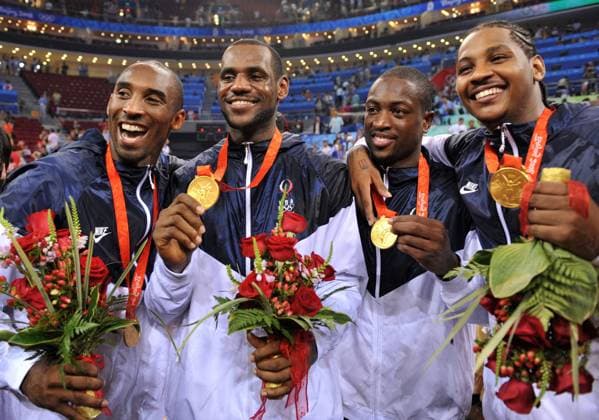 USA sind Olympiasieger 2008 v.li.: Kobe Bryant, LeBron James, Dwyane Wade und Carmelo Anthony präsentieren ihre Goldmedaillen Basketball OS Sommer Herren Olympische Spiele Beijing 2008, Sommerspiele, Länderspiel, Finale, Nationalteam, Gruppe Beijing Freude,