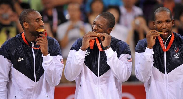 Kobe Bryant (li.), Dwyane Wade (Mitte) und Michael Redd (alle USA) - Olympiasieger 2008 Basketball OS Sommer Herren Olympische Spiele Beijing 2008, Sommerspiele, Länderspiel, Finale, Nationalteam, Gruppe Beijing Freude,