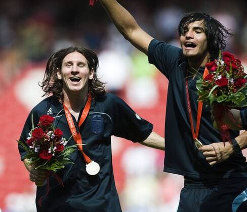 Lionel Messi (li.) und Torwart Sergio Romero (beide Argentinien) - Olympiasieger 2008 Fußball OS Sommer Herren Olympische Spiele Peking 2008, Sommerspiele, Nationalteam, Länderspiel, Finale Gruppe Olympiateam, Peking Freude,