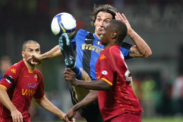 Zlatan Ibrahimovic (Inter Mailand, hi.) gegen Juan (AS Rom) -  Fußball Herren Supercoppa 2008 2009, Italienischer Supercup, Super Cup, FC Internazionale Mailand - AS Rom 6:5 i.E. Gruppe Mailand Dynamik,