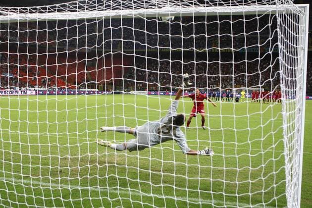 Francesco Totti (AS Rom) verschießt im Elfmeterschießen gegen Torwart Julio Cesar (Inter Mailand) -  Fußball Herren Supercoppa 2008 2009, Italienischer Supercup, Super Cup, FC Internazionale Mailand - AS Rom 6:5 i.E. Totale Mailand