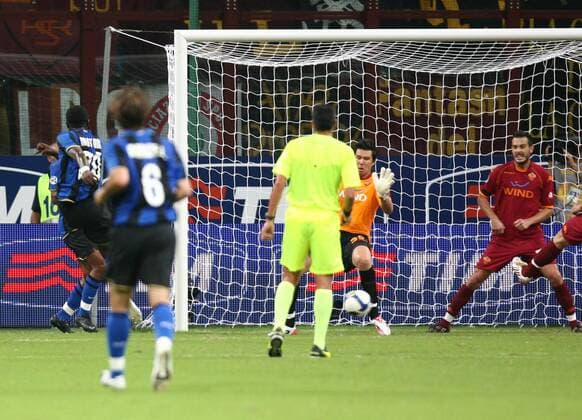 Sulley Ali Muntari (Inter Mailand, li.) trifft gegen Torwart Doni (AS Rom) -  Fußball Herren Supercoppa 2008 2009, Italienischer Supercup, Super Cup, FC Internazionale Mailand - AS Rom 6:5 i.E. Gruppe Mailand