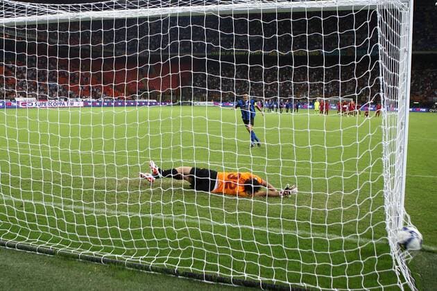 Javier Zanetti (Inter Mailand) trifft im Elfmeterschießen gegen Torwart Doni (AS Rom) -  Fußball Herren Supercoppa 2008 2009, Italienischer Supercup, Super Cup, FC Internazionale Mailand - AS Rom 6:5 i.E. Gruppe Mailand