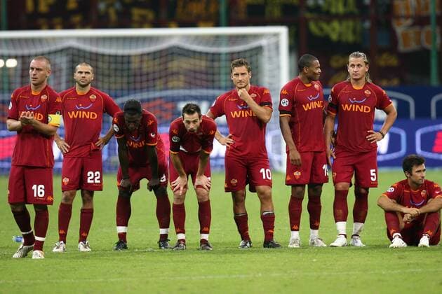 Enttäuschte Gesichter beim AS Rom, v.li.: Daniele De Rossi, Max Tonetto, Stefano Okaka Chuka, Marco Cassetti , Francesco Totti, Julio Baptista und Philippe Mexes - Fußball Herren Supercoppa 2008 2009, Italienischer Supercup, Super Cup, Roma Totale Mailand Enttäuschung,
