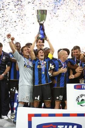 Inter Mailand ist Supercoppa Sieger 2008: Javier Zanetti (Mitte) mit Torwart Julio Cesar (li.) und Esteban Cambiasso -  Fußball Herren Supercoppa 2008 2009, Italienischer Supercup, Super Cup, FC Internazionale Mailand Gruppe Mailand Freude, Begeisterung,