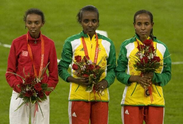 Siegerehrung Olympische Spiele 2008 - 5000m - Olympiasiegerin Tirunesh Dibaba (Äthiopien, Mitte) gewinnt vor Elvan Abeylegesse (Türkei, li.) und Meseret Defar (Äthiopien) -  (OLY20080822743) Leichtathletik OS Sommer Damen Olympische Spiele Peking 2008, Sommerspiele, 5000m Gruppe Peking
