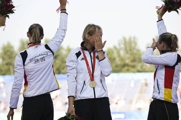 Viererkajak Deutschland ist Olympiasieger über 500m - Katrin Wagner Augustin (Mitte) ist zu Tränen gerührt Kanu OS Sommer Damen Olympische Spiele 2008, Sommerspiele, Kanusport, Vierer, Kajak, Viererkajak, K4, K 4 4er er Gruppe Peking Glück, Freude,