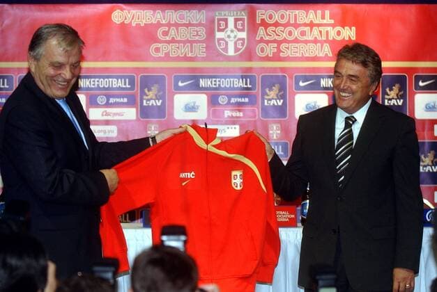 Radomir Antic (re.) und FSS Präsident Tomislav Karadzic (beide Serbien) bei Antics Vorstellung als neuer Nationaltrainer Serbiens -  Fußball Herren Nationalmannschaft 2008 Gruppe Belgrad