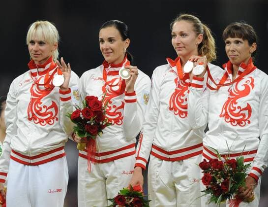 Siegerehrung 4x400m Staffel Damen v.li.: Yulia Gushchina, Liudmila Litvinova, Tatiana Firova and Anastasia Kapachinskaya (alle Russland) mit ihren Silbermedaillen -  Leichtathletik OS Sommer Damen Olympische Sommerspiele 2008, Spiele Gruppe Peking Freude,