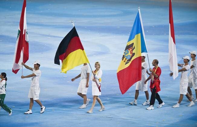 Fahnenträgerin Katrin Wagner Augustin (Deutschland, Mitte) bei der Abschlußfeier der Olympischen Spiele 2008 Kanu OS Sommer Damen Olympische Spiele 2008, Sommerspiele, Abschlußfeier, Abschluß Feier, Zeremonie, Gruppe Peking,