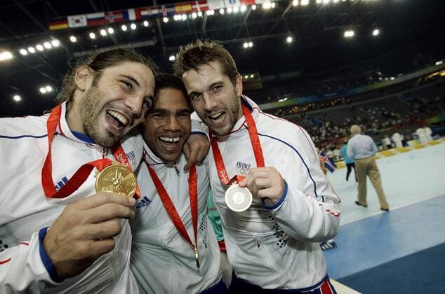 Daniel Narcisse (Mitte), Bertrand Gille (li.) und Guillaume Gille (alle Frankreich) sind Handball Olympiasieger 2008 -  (pan27622) Handball OS Sommer Herren Olympische Spiele 2008, Sommerspiele, Länderspiel, Nationalteam, Finale Gruppe Beijing Begeisterung, Freude,