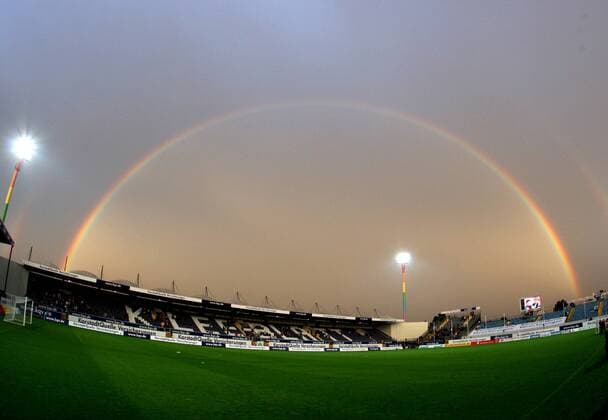 Regenbogen über dem Playmobilstadion - Heimspielstätte der SpVgg Greuther Fürth, dessen Flutlichtmasten kurioserweise in den Farben des Naturschauspiels gestrichen sind Fußball 2. BL Herren Saison 2008 2009 Totale Fürth