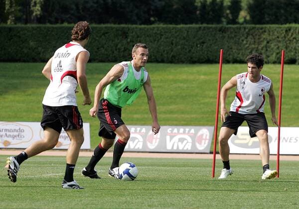 Andriy Shevchenko (Mitte) und Alexandre Pato (beide AC Mailand, re.) - Fußball Herren Serie A 2008 2009, 1. Liga, Milan, Training Gruppe Mailand
