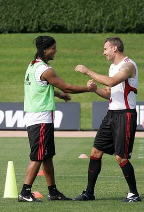 Andriy Shevchenko (re.) begrüßt Ronaldinho (beide AC Mailand) - Fußball Herren Serie A 2008 2009, 1. Liga, Milan, Training Gruppe Mailand Harmonie Freude