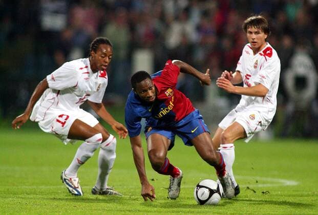 Seydou Keita (FC Barcelona, Mitte) gegen Junior Diaz (li.) und Rafal Boguski (beide Wisla Krakau) -  (4G2282) Fußball EC 1 Herren Champions League Quali 2008 2009, Barca Gruppe Krakau Dynamik,