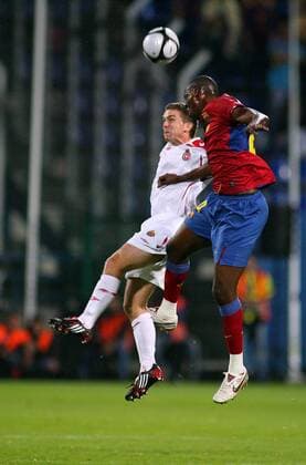 Yaya Toure (FC Barcelona, re.) gegen Tomas Jirsak (Wisla Krakau) -  (4G2357) Fußball EC 1 Herren Champions League Quali 2008 2009, Barca Gruppe Krakau Dynamik,