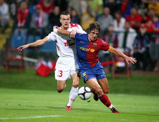 Carles Puyol (FC Barcelona, re.) gegen Pawel Brozek (Wisla Krakau) -  (4G2427) Fußball EC 1 Herren Champions League Quali 2008 2009, Barca Gruppe Krakau Dynamik,