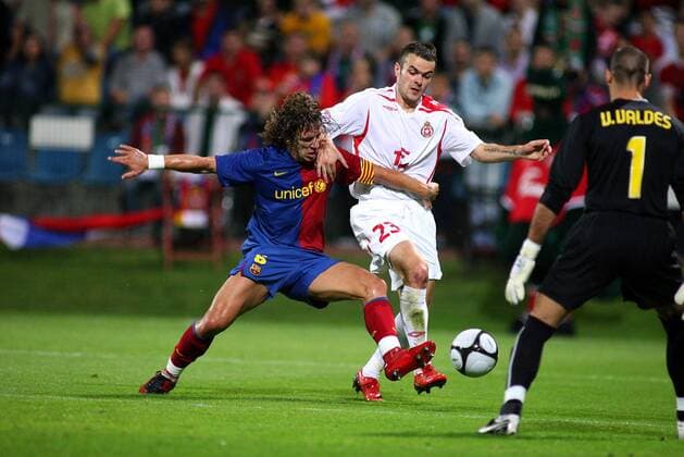 Carles Puyol (FC Barcelona, li.) gegen Pawel Brozek (Wisla Krakau) -  (4G2427) Fußball EC 1 Herren Champions League Quali 2008 2009, Barca Gruppe Krakau Dynamik, Kampf,