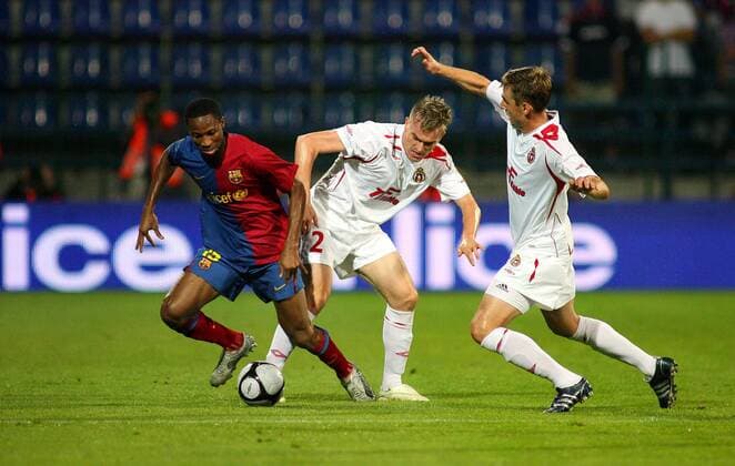 Seydou Keita (FC Barcelona, li.) gegen Peter Singlar (Mitte) und Wojciech Lobodzinski (beide Wisla Krakau) -  (4G2328) Fußball EC 1 Herren Champions League Quali 2008 2009, Barca Gruppe Krakau Dynamik,