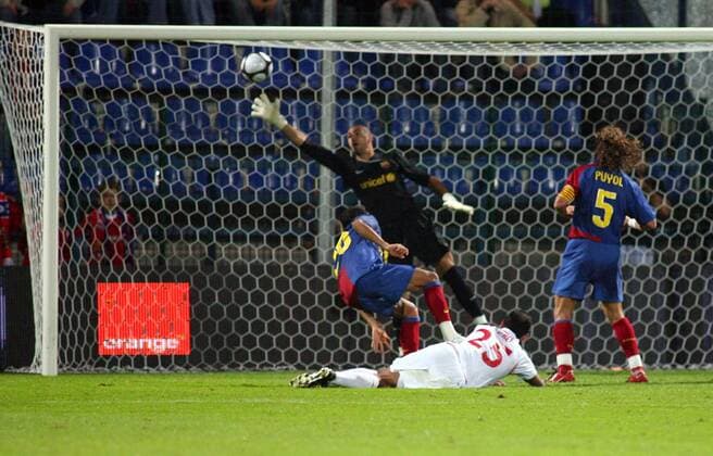 Cleber (Wisla Krakau, Mitte) erzielt gegen Torwart Victor Valdes (FC Barcelona) das 1:0 -  (4G2557) Fußball EC 1 Herren Champions League Qualifikation 2008 2009, Wisla Krakau - FC Barcelona 1:0, Barca, Vdig Gruppe Krakau Dynamik,