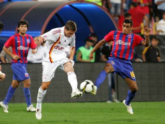 Harry Kewell (Galatasaray Istanbul, li.) gegen Banel Nicolita (Steaua Bukarest) -  Fußball EC 1 Herren Champions League Quali 2008 2009, Steaua Bukarest - Galatasaray Istanbul 1:0 Gruppe Bukarest Dynamik,