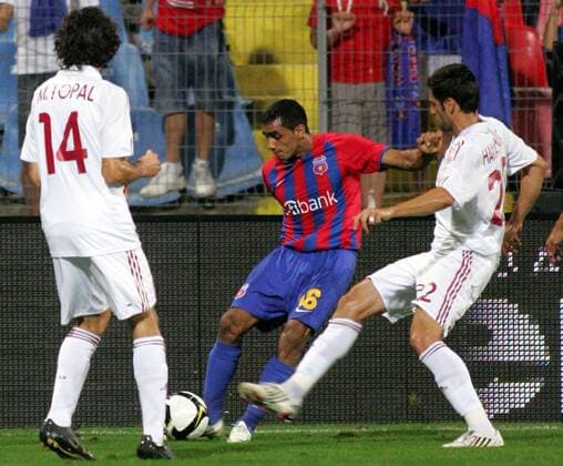 Banel Nicolita (Steaua Bukarest, Mitte) gegen Hakan Balta (Galatasaray Istanbul) -  Fußball EC 1 Herren Champions League Quali 2008 2009, Steaua Bukarest - Galatasaray Istanbul 1:0 Gruppe Bukarest Dynamik,
