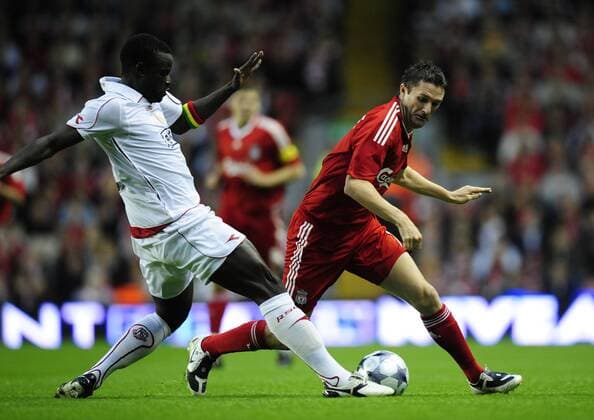 Robbie Keane (Liverpool, re.) gegen Mohamed Sarr (Standard Lüttich) - EDITORIAL USE ONLY. No use with unauthorised audio, video, data, fixture lists, club league logos or live services. Online in-match use limited to 120 images, no video emulation. No use in betting, games or single club league player publications. Fußball EC 1 Herren Champions League Qualifikation 2008 2009, FC Liverpool - Standard Liege Gruppe Liverpool Dynamik,