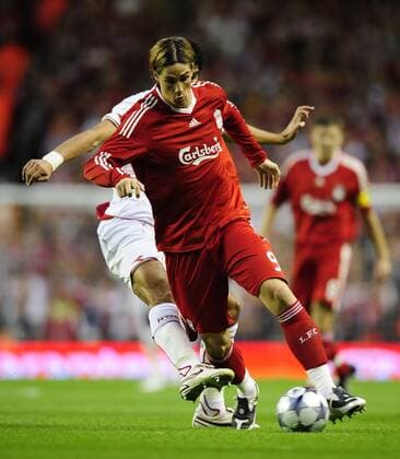 Fernando Torres (Liverpool) im Duell - EDITORIAL USE ONLY. No use with unauthorised audio, video, data, fixture lists, club league logos or live services. Online in-match use limited to 120 images, no video emulation. No use in betting, games or single club league player publications. Fußball EC 1 Herren Champions League Qualifikation 2008 2009, FC Liverpool - Standard Liege Gruppe Liverpool Dynamik, Kampf,